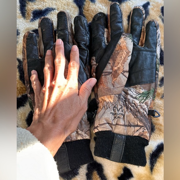 347. Men’s Glacier Glove Thinsulate 2X Realtree Camouflage Gloves - Picture 2 of 8
